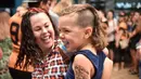 Seorang anak kecil mengikuti Mulletfest 2018 di Kota Kurri Kurri, 150 km utara Sydney, Australia, Sabtu (24/2). Mullet populer sejak tahun 1970-an dan menjadi gaya rambut andalan banyak selebritas dunia. (PETER PARKS/AFP)