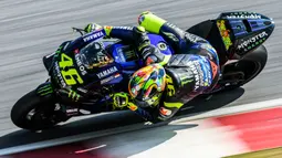 Pebalap Monster Yamaha, Valentino Rossi, saat beraksi pada tes pramusim MotoGP 2019 di Sirkuit Sepang, Kamis (7/2). Pada tes pramusim kali ini Maverick Vinales menduduki posisi pertama dengan catatan waktu 1 menit 58.897 detik. (AFP/Mohd Rasfan)