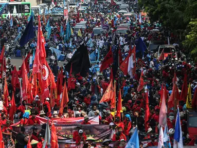 Massa buruh menggelar demonstrasi dan berkumpul di depan Gedung ILO, Kawasan Thamrin, Jakarta, Kamis (10/8/2023). (Liputan6.com/Johan Tallo)