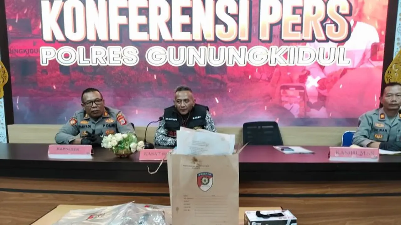 Kasat Reskrim Polres Gunungkidul AKP Tri Hartanto (kanan) saat konferensi pers kasus pembakaran Madrasah Ibtidaiyah (MI) YAPPI Natah di Polres Gunungkidul, Jumat. (Istimewa)