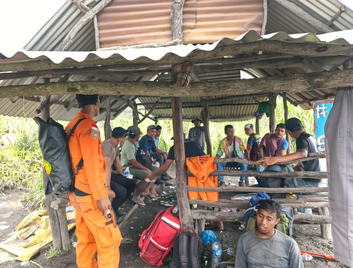 FOTO: Tim SAR Gabungan Evakuasi Pendaki Terdampak Erupsi Gunung Dukono