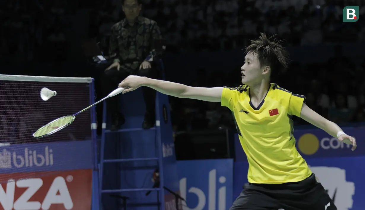 Pebulutangkis Cina, Chen Yufei, saat melawan wakil Taiwan, Tai Tzu Ying, pada final Indonesia Open 2018 di Istora Senayan, Jakarta, (8/6/2018). Tai Tzu Ying menang 21-23 21-15 21-9. (Bola.com/M Iqbal Ichsan)