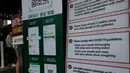Pengunjung yang mengenakan masker berdiri di dekat instruksi pencegahan virus corona di Museum Nasional Korea di Seoul, Korea Selatan, Rabu (22/7/2020). Museum ini dibuka kembali pada Rabu (22/7) setelah ditutup selama dua bulan akibat pandemi Covid-19. (AP Photo/Ahn Young-joon)