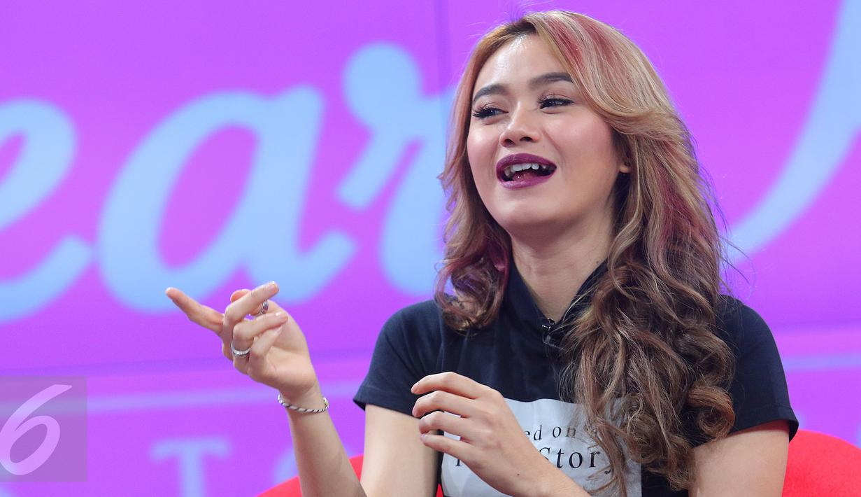 Dara The Virgin saat acara Live Streaming "Dear Haters" di SCTV Tower, Jakarta, Kamis (12/5). Mita dan Dara merasa bahwa industri musik Indonesia telah kehilangan pesonanya di mata publik. (Liputan6.com/Angga Yuniar)