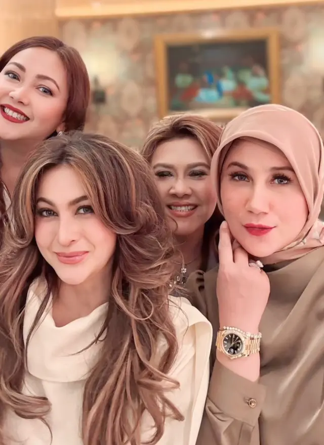 5 Potret reuni ratu sinetron era 90-an, Marini Zumarnis dan Diana Pungky, duo bestie yang menolak tua