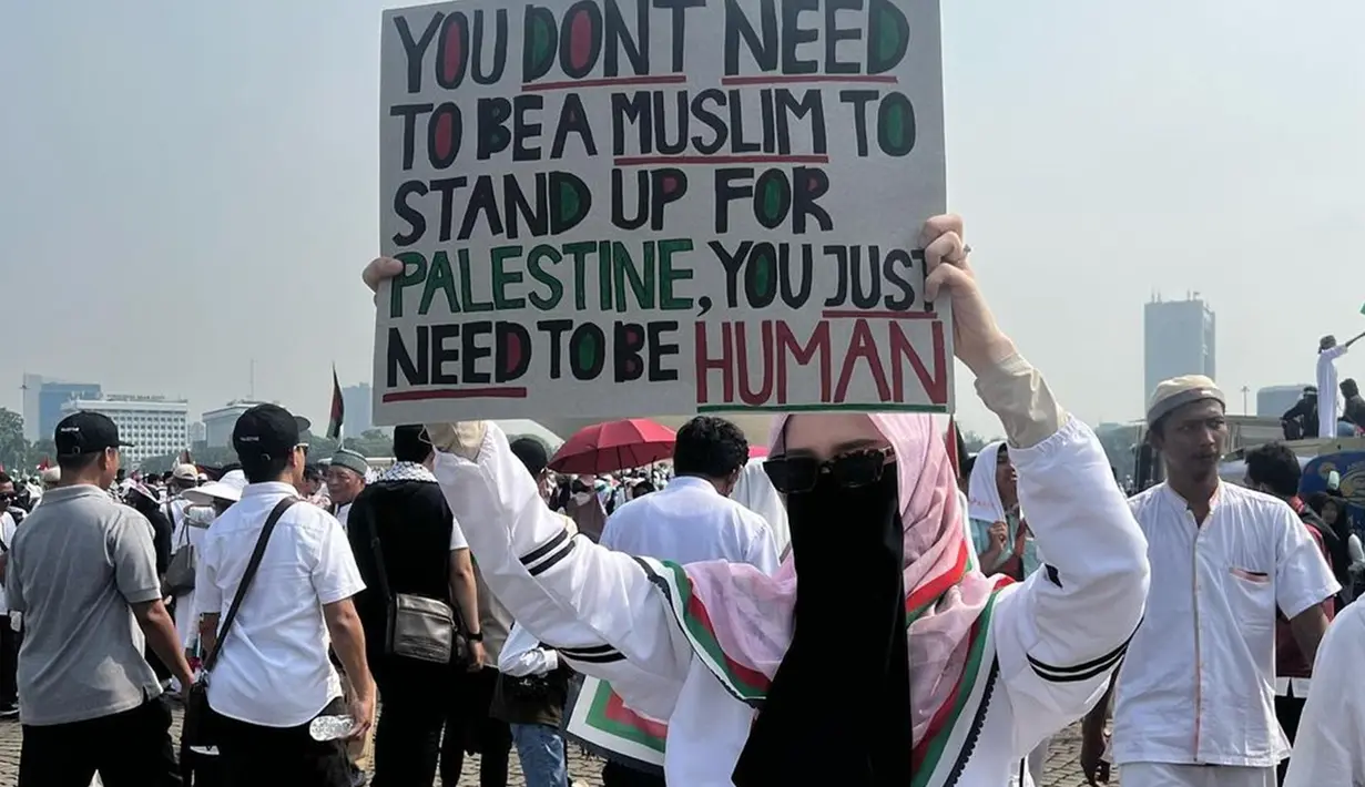 Sebelumnya, ibu tiga anak ini juga ikut serta dalam Aksi Bela Palestina di Monas belum lama ini. Dalam momen tersebut, Inara sudah tampak memakai hijab bermotif bendera Palestina. Penampilannya juga disorot karena tampil mengenakan cadar selama aksi berlangsung. (Liputan6.com/IG/@mommy_starla)