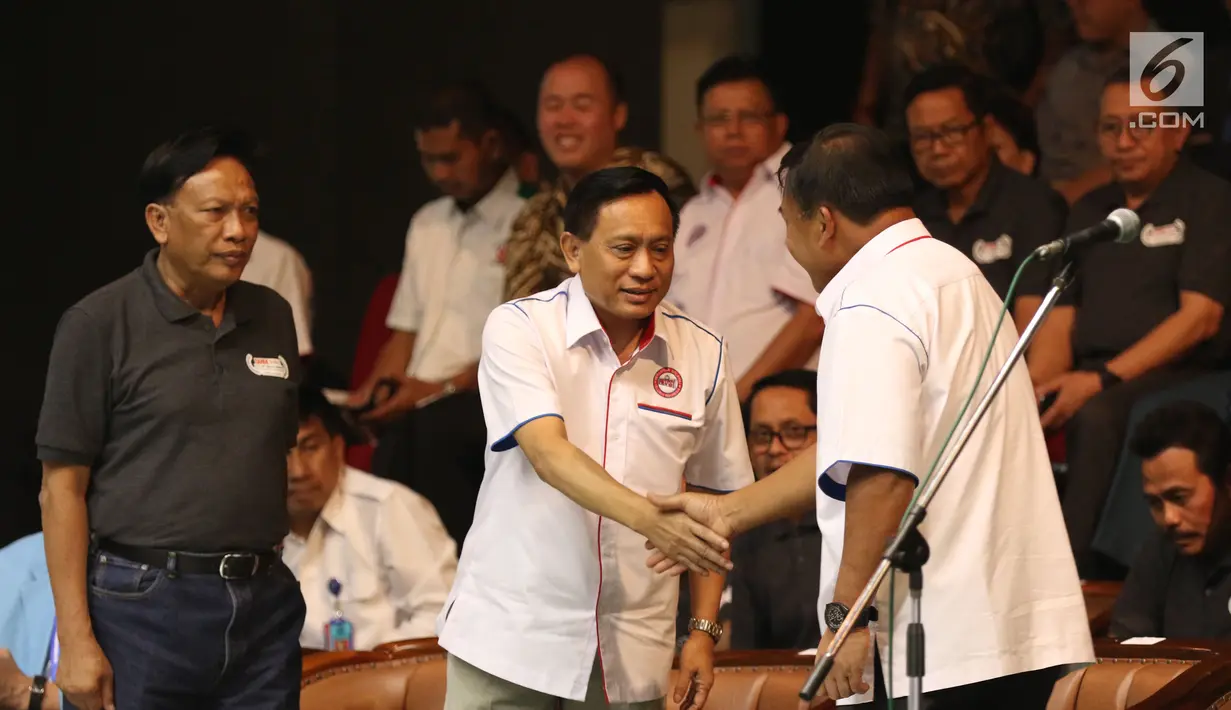 Ketua PBVSI, Imam Sudjarwo (tengah) bersalaman dengan Irwasum Polri, Komjen Pol Dwi Priyatno jelang pembukaan Kejuaraan Voli Putra Asia 2017 ke-16 di GOR Tri Dharma, Gresik, Senin (24/7). Ajang ini diikuti 16 negara. (Liputan6.com/Helmi Fithriansyah)