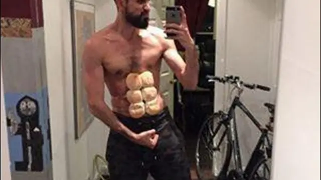 6 Kelakuan Orang Tempel Makanan di Perutnya Agar Six Pack Ini Kocak