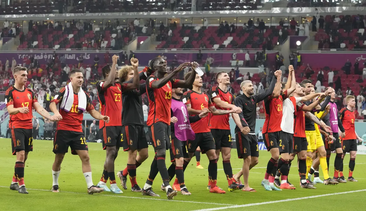 Para pemain Belgia merayakan kemenangan atas Kanada pada pertandingan grup F Piala Dunia 2022 Qatar di Stadion Ahmad Bin Ali di Doha, Qatar, Kamis (24/11/2022). Belgia menang tipis atas Kanada 1-0.  (AP Photo/Darko Bandic)