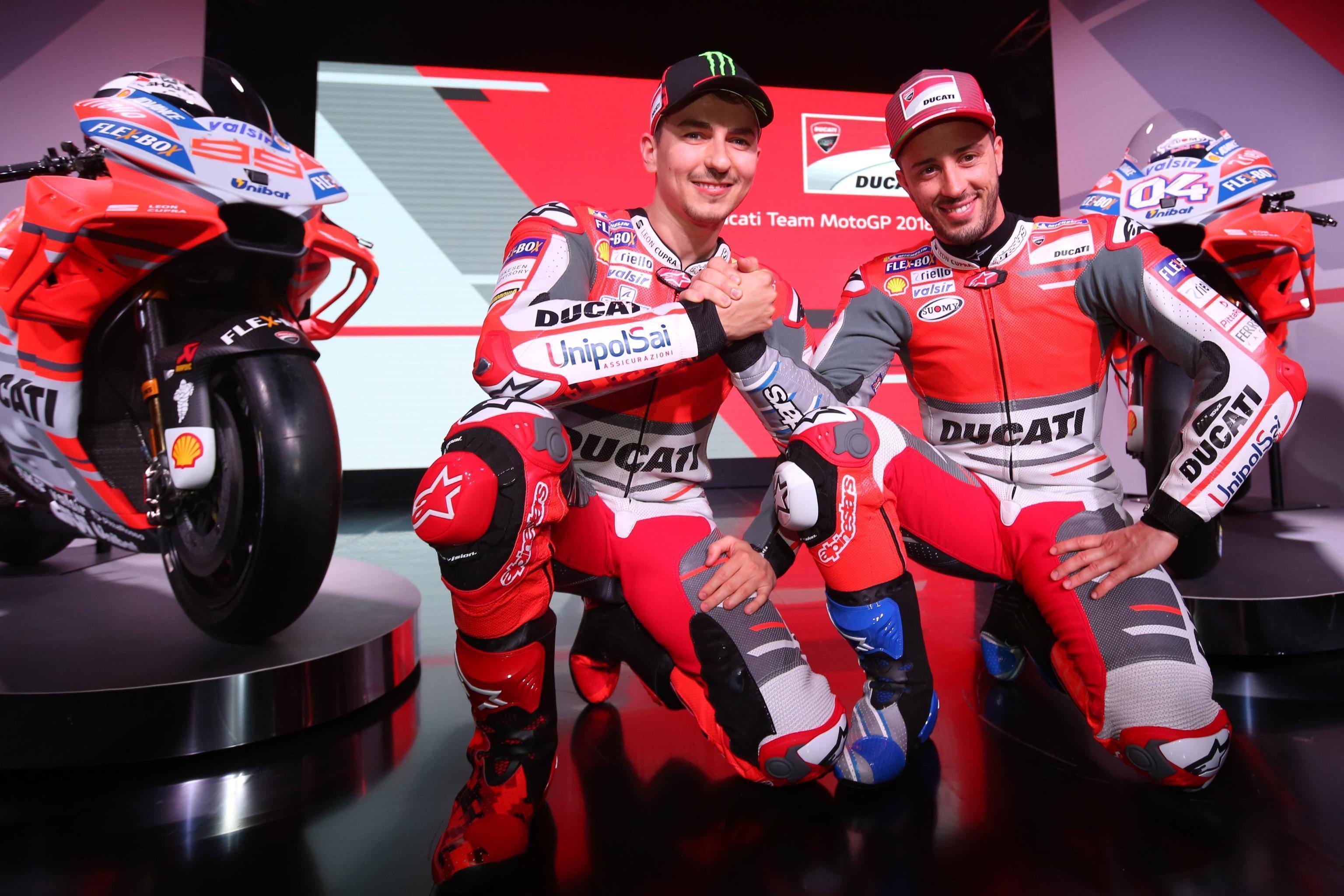 Dua pebalap Ducati, Jorge Lorenzo dan Andrea Dovizioso, berpose di depan wartawan saat peluncuran tim menghadapi MotoGP 2018 di Borgo Panigale, Bologna, Senin (15/1/2018). (Giorgio Benvenuti/ANSA via AP)