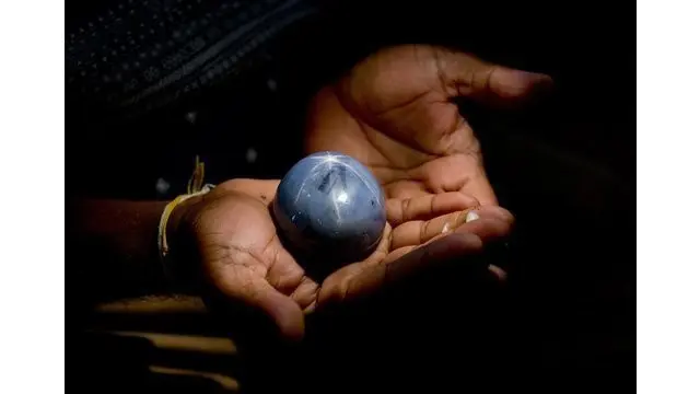 Batu safir biru terbesar di dunia berhasil ditemukan di sebuah tambang yang berada di Sri Lanka. Peneliti dari Gemmological Institute of Colombo menuturkan bahwa batu tersebut telah disertifikasi dan memecahkan rekor berat mencapai 1.404,49 karat atau set