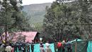 Gubernur Departemen Cundinamarca, Nicolas Garcia mengatakan, lebih dari 100 petugas penyelamat bekerja untuk membebaskan para penambang yang terperangkap. (AFP/Daniel Munoz)
