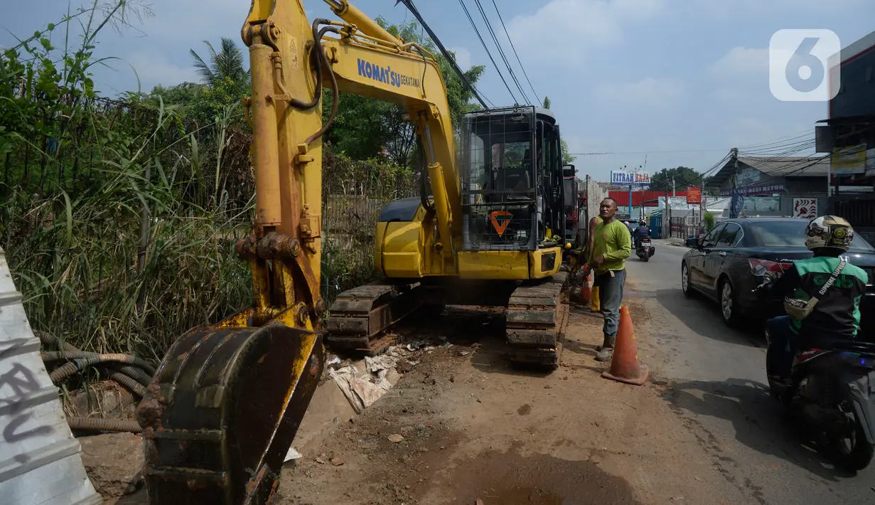 Alat berat mengeruk galian pipa instalasi proyek Sistem Penyediaan Air Minum (SPAM) di kota Tangerang Selatan, Banten, Rabu (22/07/2020). Proyek penyediaan air bersih yang memiliki kapasitas memproduksi 200 liter air per detik ini diperkirakan akan beroperasi pada 2021. (merdeka.com/Dwi Narwoko)