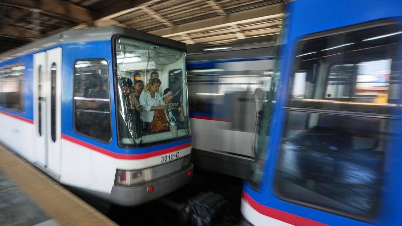 FOTO: Penumpang MRT Membludak Dampak Krisis BBM di Filipina
