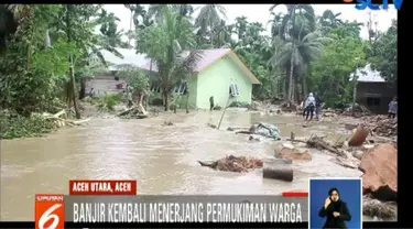 Personil TNI dari Koramil syamtaliran Aron terus bersiaga untuk membantu membersihkan puing-puing sisa banjir dan memperbaiki rumah warga.