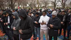 Warga Muslim melaksanakan Salat Jumat berjamaah di depan Gedung Putih, Washington DC, Amerika Serikat (AS), Jumat (8/12). Para warga muslim ini memprotes keputusan Presiden AS Donald Trump mengakui Yerusalem sebagai ibu kota Israel. (mari matsuri / AFP)