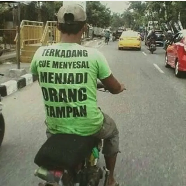 6 Tulisan di Belakang Kaus Oblong Bapak-Bapak Ini Bikin Tawa Pecah