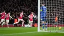 Arsenal memperbesar keunggul menjadi 3-1 di menit ke-74. Zinchenko beruntung saat bola pantulan mengarah ke dirinya yang langsung disambar dengan tendangan voli. (AP Photo/Kin Cheung)