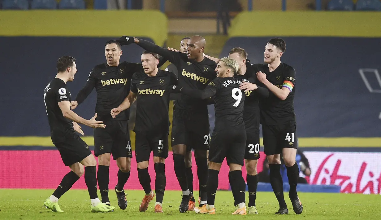 Bek West Ham, Angelo Ogbonna (tengah) berselebrasi dengan rekan-rekannya usai mencetak gol ke gawang Leeds United pada pertandingan lanjutan Liga Inggris di stadion Elland Road di Leeds, Inggris, Sabtu (12/12/2020). West Ham menang tipis atas Leeds United 2-1. (Oli Scarff, Pool via AP)