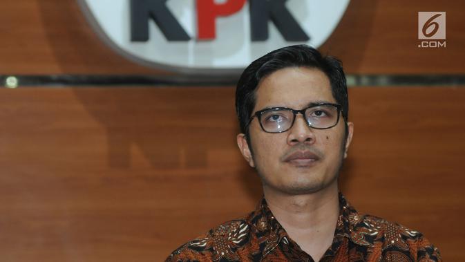 Juru Bicara KPK Febri Diansyah memberi keterangan terkait dugaan korupsi Bupati Mojokerto, Mustofa Kamal Pasa, Jakarta, Senin (30/4/). Dalam pengeledahan rumah Mustofa, KPK benyita sejumlah mobil dan uang sebesar 4 millyar. (Merdeka.com/Dwi Narwoko)