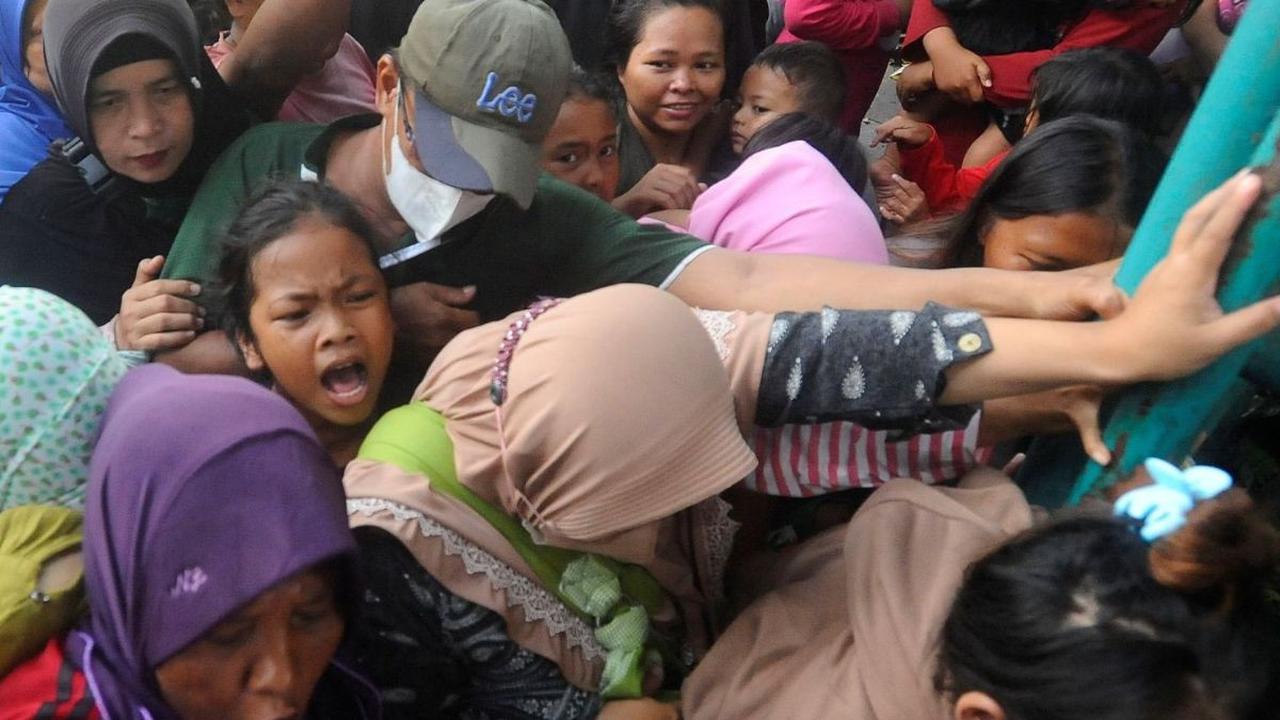 Membludakannya antrean membuat warga saling berebut masuk ke pagar untuk mengambil takjil gratis dari DPMPTSP Kab. Bogor. Foto: merdeka.com / Arie Basuki