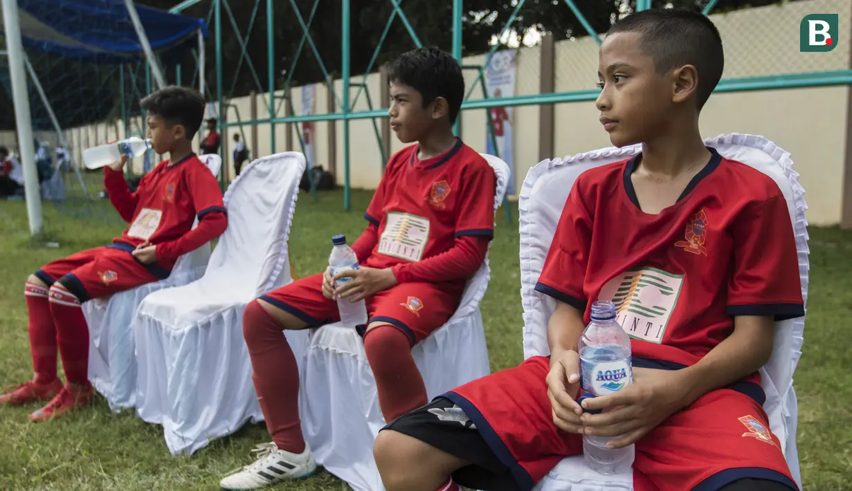 Pemain Asiop Apacinti istirahat usai melawan Salfas Soccer pada final Danone Nation Cup 2018 Regional DKI Jakarta di Stadion Sunter, Jakarta, Minggu (1/4/2018). Asiop menang 3-0 atas Salfas. (Bola.com/Vitalis Yogi Trisna)