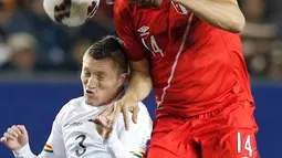 Penyerang Peru, Claudio Pizarro (kanan) berebut bola udara gelandang Alejandro Chumacero saat Copa Amerika 2015 di Estadio Municipal Bicentenario, Chile, (25/6/2015). Peru melaju ke semifinal usai mengalahkan Bolivia 3-1. (REUTERS/Andres Stapff)