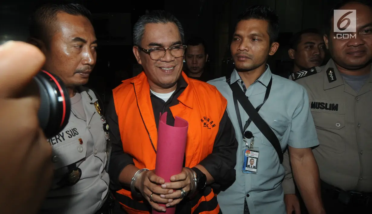 Bupati Muara Enim Ahmad Yani digiring petugas menuju mobil tahanan usai menjalani pemeriksaan di Gedung KPK, Jakarta, Selasa (3/9/2019). Ahmad Yani terjaring OTT KPK terkait dugaan suap proyek dinas Pekerjaan Umum Kabupaten Muara Enim senilai Rp130 Milyar. (merdeka.com/Dwi Narwoko)