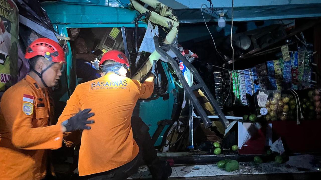 Detik-Detik Truk Tronton Kecelakaan Maut di Turunan Silayur Semarang, 2 Orang Tewas
