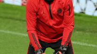 Kiper Paris Saint Germain (PSG) Gianluigi Buffon menangkap bola saat berlatih di Old Trafford, Manchester, Inggris, Senin (11/2). PSG akan menghadapi Manchester United (MU) pada 16 besar Liga Champions. (Martin Rickett/PA via AP)