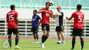 Pemain PSM Makassar melatih sundulan saat latihan jelang laga lanjutan Liga 1 Indonesia melawan PS TNI di Stadion Pakansari, Cibinong, Kab Bogor, Minggu (14/5). PSM Makassar akan berhadapan dengan PS TNI, Senin (15/5). (Liputan6.com/Helmi Fithriansyah)