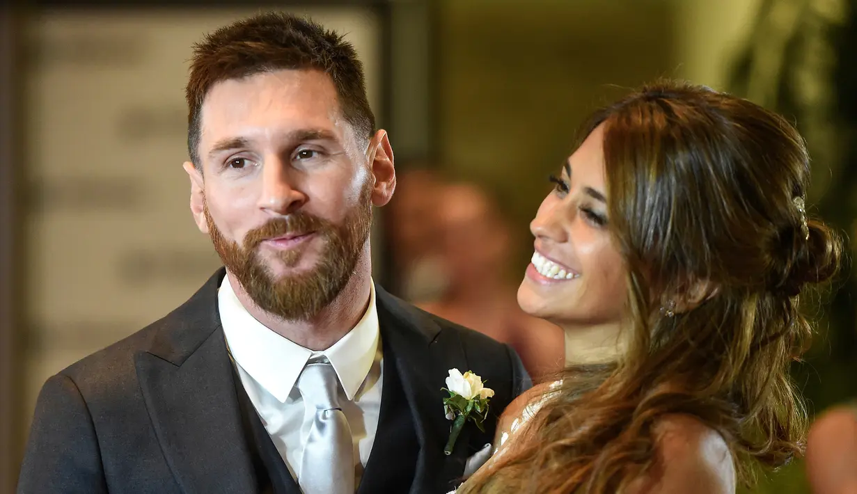 Ekspresi Lionel Messi  bersama istrinya Antonella Roccuzzo  usai melangsungkan pernikahan di Rosario, provinsi Santa Fe, Argentina (30/6). Dalam acara itu turut hadir Luis Suarez, Angel di Maria, Xavi Hernandez dan lainnya. (AFP Photo/Eitan Abramovich)