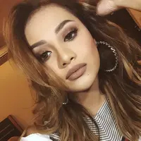 Jangan salah pilih baju yang bikin kamu terlihat tua. (Sumber foto: aurelie.hermansyah/instagram)