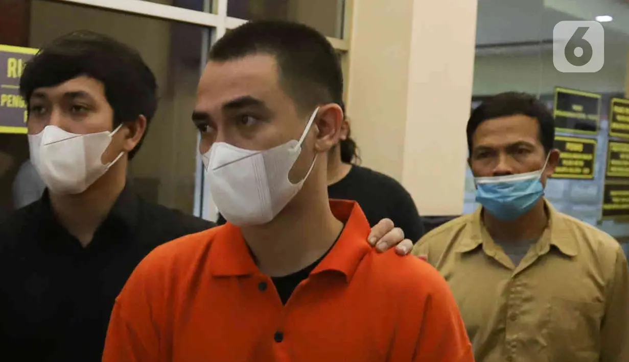 Artis Rico Valentino (kanan) dihadirkan saat rilis kasus pengeroyokan di Polres Metro Jakarta Selatan, Rabu (13/4/2022). Polres Metro Jakarta Selatan membeberkan kronologi dugaan pengeroyokan yang menyeret Putra Siregar dan Rico Valentino sebagai tersangka. (Liputan6.com/Herman Zakharia)