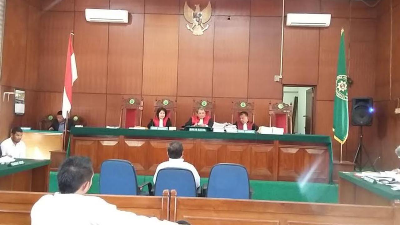 Adil mengakui telah menikahi Fitria Nengsih sejak tahun 2021 silam dan kini keduanya masih berstatus suami-istri.  Adil telah mengenal terdakwa jauh hari sebelum jadi Kepala BPKAD.