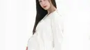 Atau gaya simpel Kang Sora pamer baby bump mengenakan oversized shirt berwarna putih. [Foto: Instagram/sky5joyous]