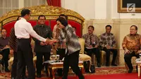 Presiden Jokowi memberi selamat kepada Menteri Keuangan Sri Mulyani ketika Sidang Kabinet Rencana Kerja Pemerintah Tahun 2019 di Istana Negara, Jakarta, Senin (12/2). Sri Mulyani dinobatkan sebagai menteri terbaik