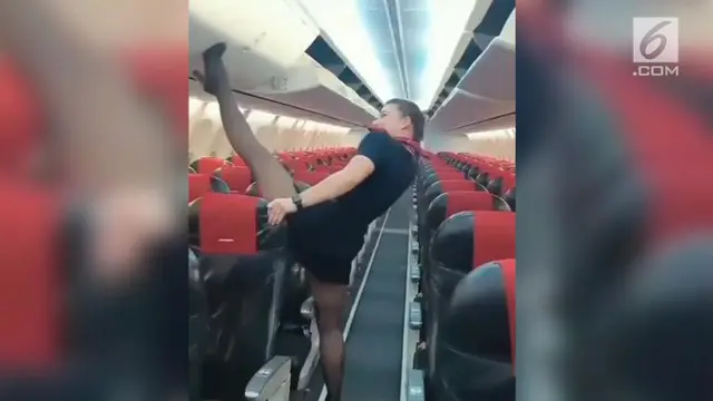 VIDEO: Viral, Aksi Pramugari Tutup Bagasi Kabin Gunakan Kaki