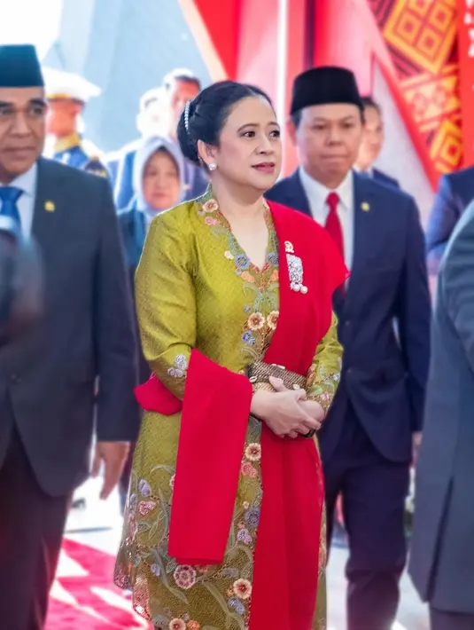 Puan Maharani pimpin sidang tahunan MPR dengan kebaya mustard bordir flora. Dipadu dengan kain Batik cokelat dan selendang bahu merah [@puan.maharani]