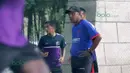 Pelatih T-Team, Rahmad Darmawan memimpin anak buahnya berlatih di Lapangan Futsal Extreme Park Ipoh, Perak, Malaysia, Jumat (29/01/2016).Latihan dilakukan di lapangan futsal karena stadion tergenang air. (Bola.com/Nicklas Hanoatubun)