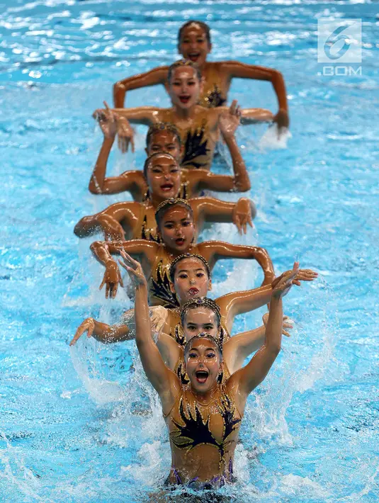 Tim perenang Artistik Indonesia menampilkan gerakan pada babak final nomor free routine Asian Games 2018 di Aquatic Center, Gelora Bung Karno, Jakarta, Rabu (29/8).Posisi pertama diraih tim renang China dengan skor 186.9395. (Liputan6.com/Fery Pradolo)