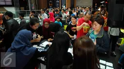 Pengunjung memadati stand pengambilan tiket nonton bareng Batman Vs Superman : Dawn of Justice di bioskop CGV Blitz Grand Indonesia Jakarta, Sabtu (26/3). Acara ini bertujuan untuk menarik nasabah baru BJB. (Liputan6.com/Angga Yuniar)