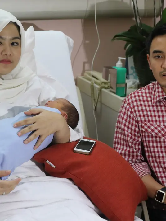 Anak Zumi Zola lahir lebih cepat dari perkiraan, keduanya sepakat memberi nama pada anaknya Zhafran Ziyadh At Thahirah Zola. (Adrian Putra/Bintang.com)