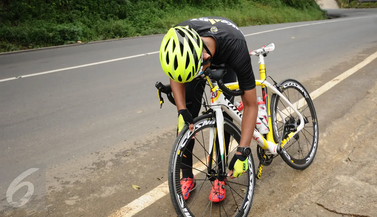 Pebalap sepeda, M Fadli mengecek kondisi sepeda saat berlatih di kawasan Puncak Cianjur, Bogor, Kamis (23/2). Di Asia Paracycling 2017, Fadli akan turun dengan sepeda khusus 'time trial' yang diberikan oleh Technobike (Liputan6.com/Helmi Fithriansyah)