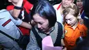 Setelah menjalani serangkaian pemeriksaan, Roro Fitria akhirnya keluar dari ruang pemeriksaan. Perempuan yang sering kali tampil dengan barang-barang mewah itu di bawa ke ruang tahanan. (Nurwahyunan/Bintang.com)