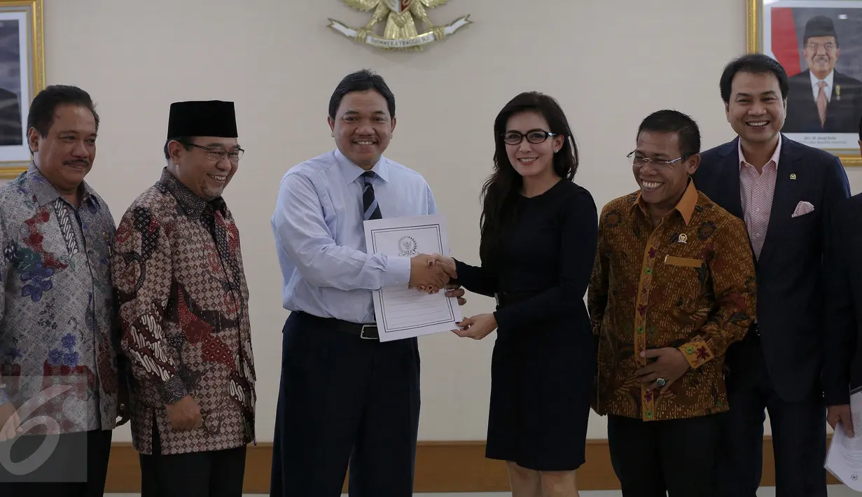 Ketua Pansus Rieke Dyah Pitaloka (ketiga kanan) berjabat tangan dengan anggota BPK Achsanul Qosasi seusai menyerahkan surat permintaan audit investigasi terhadap kasus Pelindo II di Gedung BPK, Jakarta, Senin (16/11). (Liputan6.com/Faizal Fanani)