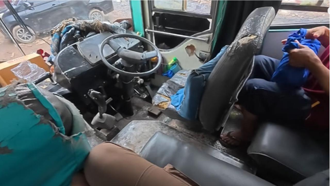 Meski Zaman Sudah Modern, Bus Jadul Ini Masih Beroperasi Satu Kali Dalam Sehari