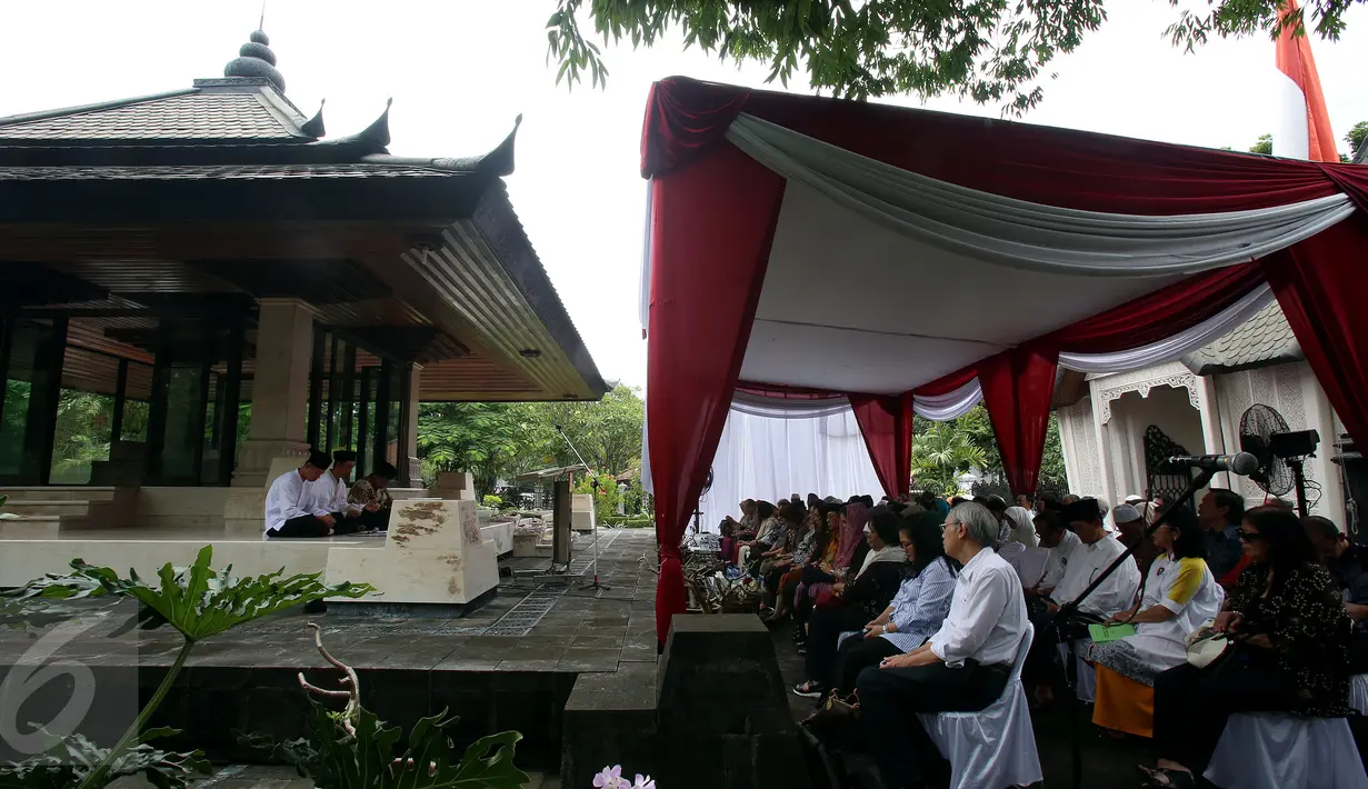 Suasana pengajian di makam mendiang Bung Hatta saat peringatan ke - 37, Jakarta, Selasa (14/2). Dalam acara ini keluarga bersama kerabat dekat memanjatkan doa di depan makam Bung Hatta di Tanah Kusir. (Liputan6.com/Johan Tallo)