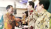 Menteri Kesehatan Republik Indonesia, Terawan Agus Putranto menyerahkan penghargaan ke PT Evergen Resources atas produk ciptaannya (Foto: Istimewa)