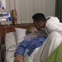 Irfan Hakim mencium kening ayahnya yang sedang terbaring sakit (Instagram/@irfanhakim75)